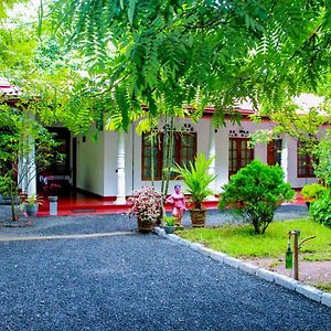 Thathsara Holiday Inn Sigirîya Exterior photo