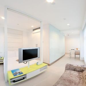 Equinox Mercury Serviced Apartments Hong Kong Room photo