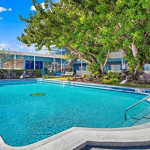 Malibu Resort Motel St. Pete Beach Exterior photo