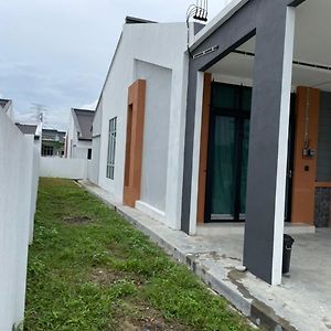 Villa Anas House à Tanjung Rambutan Exterior photo