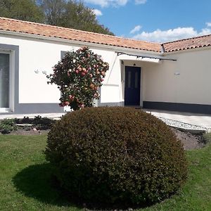 Chambres d'hôte l'Allée des Chênes Saint-Avaugourd-des-Landes Exterior photo