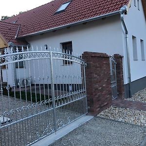 Hotel Fazekas Vendégház à Balatonkeresztúr Exterior photo