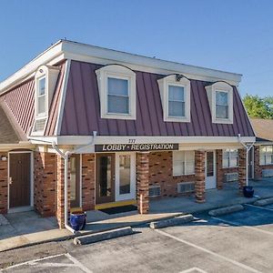 Country Club Inn & Suites Fostoria Exterior photo