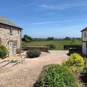 Villa The Granary At Pentregaer Ucha, Tennis Court & Lake. à Oswestry Exterior photo