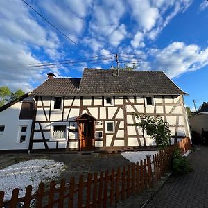 Villa 300 Jahre Altes Renoviertes Fachwerkhaus à Peterslahr Exterior photo