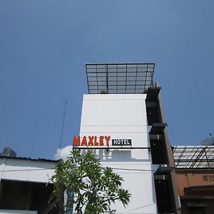 Maxley Hotel Jakarta Exterior photo