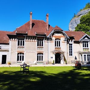 Gîte atypique dans une maison de caractère en bordure de riviere Lods Exterior photo