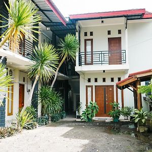 Appartement Reddoorz At Ampenan Mataram Lombok à Tanjungkarang Exterior photo