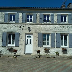 Gîte climatisé les hirondelles Pons Exterior photo