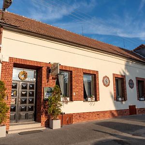 Hotel Restaurace-Pension-Vinarstvi U Stastnych à Mistrin Exterior photo