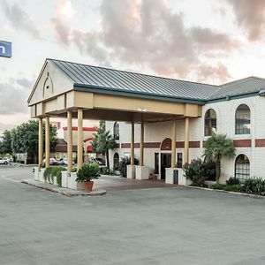 Days Inn By Wyndham New Braunfels Exterior photo