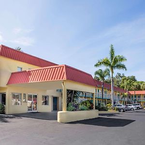 Motel Super 8 By Wyndham Sarasota Near Siesta Key Exterior photo