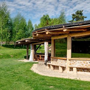 Hotel Podkrovni Pokojiky S Kuchynkou A Venkovnim I Vnitrnim Posezenim à Prostredni Libchavy Exterior photo