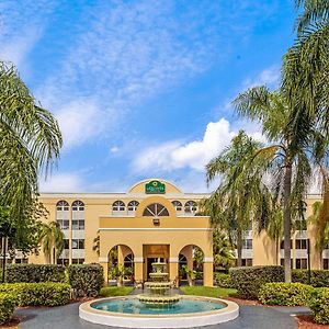 Hotel La Quinta By Wyndham Miami Lakes Exterior photo