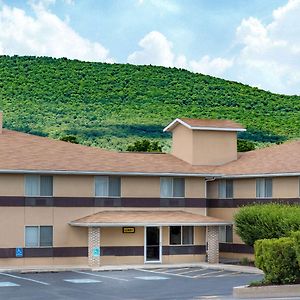 Hotel Super 8 By Wyndham Burnham/Lewistown Exterior photo