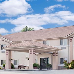Super 8 By Wyndham Central City Exterior photo
