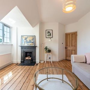 Appartement Pass The Keys Victorian Flat A Stones Throw From Hampton Court à East Molesey Exterior photo