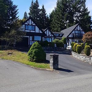 Quaint Tudor Retreat Baie de Nanoose Exterior photo