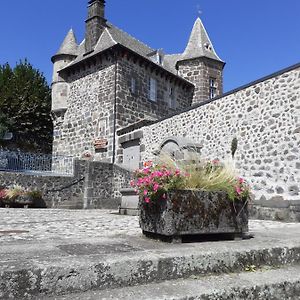 Maison du Chevalier des Huttes - Table et Chambres d'hôtes Vic-sur-Cère Exterior photo