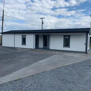 Hotel Cheerful Cozy Cabin In Countryside à Limerick Junction Exterior photo