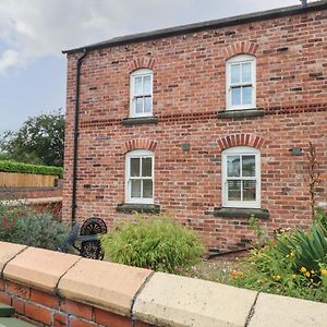 The Lodge At Cross Cottage Wrexham Exterior photo