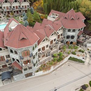 Hotel The Castle At Swan Lake à Vernon Exterior photo