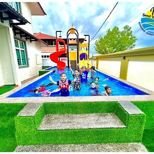 Private Water Park At Cozy House Hs Sweet Homestay Chukai Exterior photo