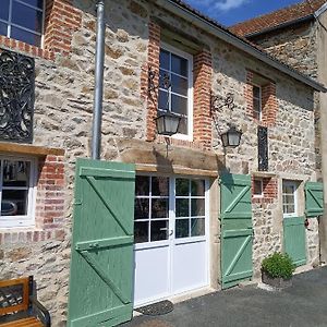 Bed and Breakfast La grenouille amoureuse à Menat Exterior photo