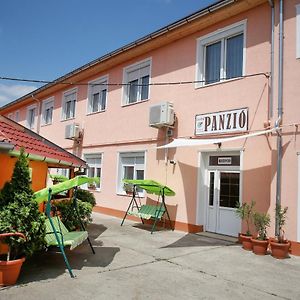 Bed and Breakfast Central Panzio à Szentes Exterior photo