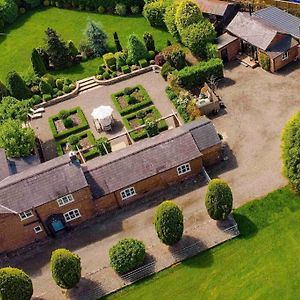 Villa Luxury Barn With Hot Tub, Spa Treatments, Private Dining à Little Budworth Exterior photo