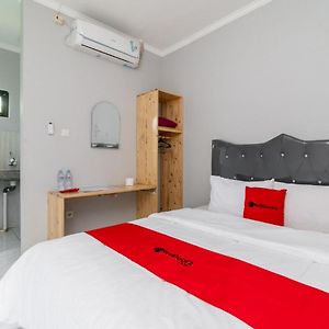 Bed and Breakfast Reddoorz Plus Near Jungeland Sentul à Bogor Exterior photo