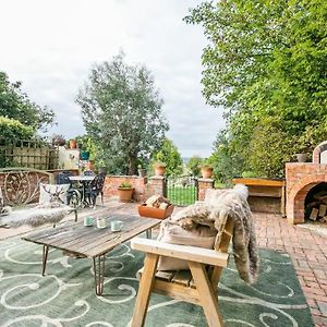 Idyllic 2- Bedroom Barn With Amazing Views Cranbrook Exterior photo