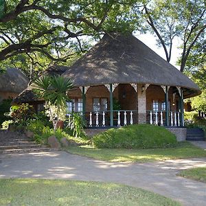 Hotel Stanley And Livingstone Game Reserve à Victoria Falls Exterior photo