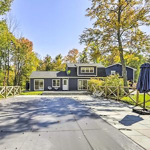 Villa Modern Escape With Fire Pit, Near Lake Waramaug à Kent Exterior photo