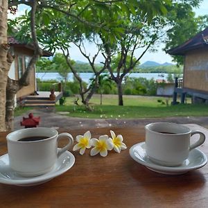 Pasir Putih Cottage - Menjangan Banyuwedang Exterior photo