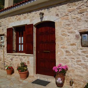 Appartement Sponsor Of The E4 Peloponnese Trail à Daras Exterior photo
