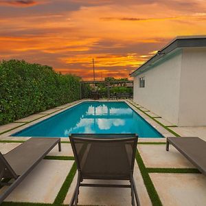 Villa Magical Miami Retreat With Heated Pool, Mini Golf, And Basketball Court L19 Exterior photo