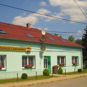 Hotel Penzion U Balcarky à Ostrov u Macochy Exterior photo