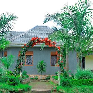 Villa Heavenly Royalz Farm Fortportal à Njara Exterior photo