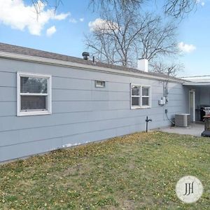 Villa Pet Friendly Large Fenced Backyard Covered Patio à Rapid City Exterior photo