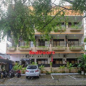 Hôtel Reddoorz @ Jalan Pramuka Manado Exterior photo