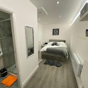 Appartement Beautiful 1-Bed Studio In Uxbridge London Exterior photo