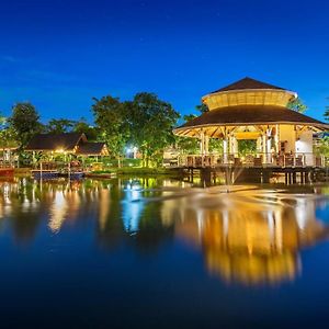 Hotel boathouse boutique riverside à Talat Amphoe Nakhon Chai Si Exterior photo