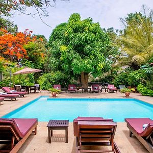 Hotel Hibiscus House Gambia à Brufut Exterior photo