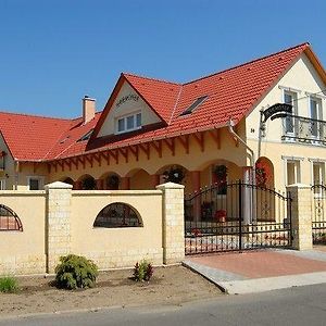 Hotel Harmonia Panzio à Sárospatak Exterior photo