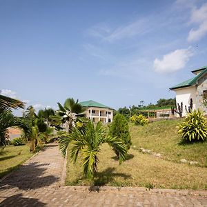 Hotel Nuach Bayit à Cape Coast Exterior photo