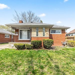 Cozy Ranch Home A Walk From St John'S Hospital! Détroit Exterior photo