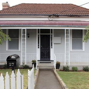 3 Bedroom Miners Cottage Close To Cbd And Hospital Bendigo Exterior photo