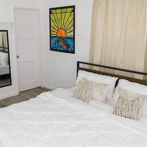 Artful Retreat - King Bed, Work Desk, Wifi, Unique Murals, Perfect For Business Travelers, Downtown & Near Universal Studios Burbank Exterior photo