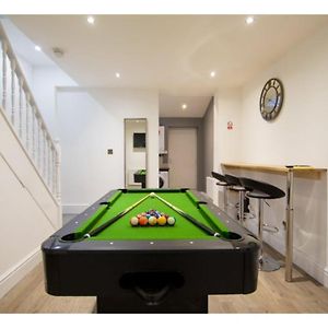 Villa Stunning Bolton Abode - Pool Table - Parking Exterior photo